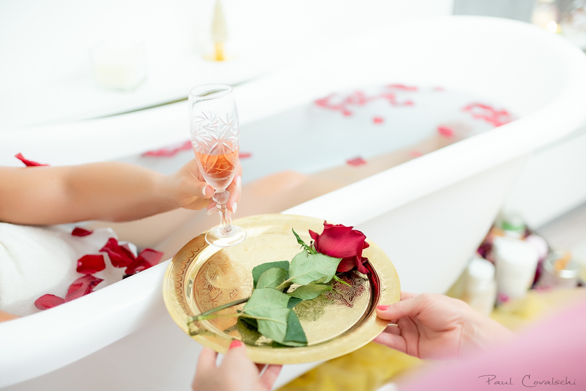 Baie CLEOPATRA cu lapte cu trandafiri 