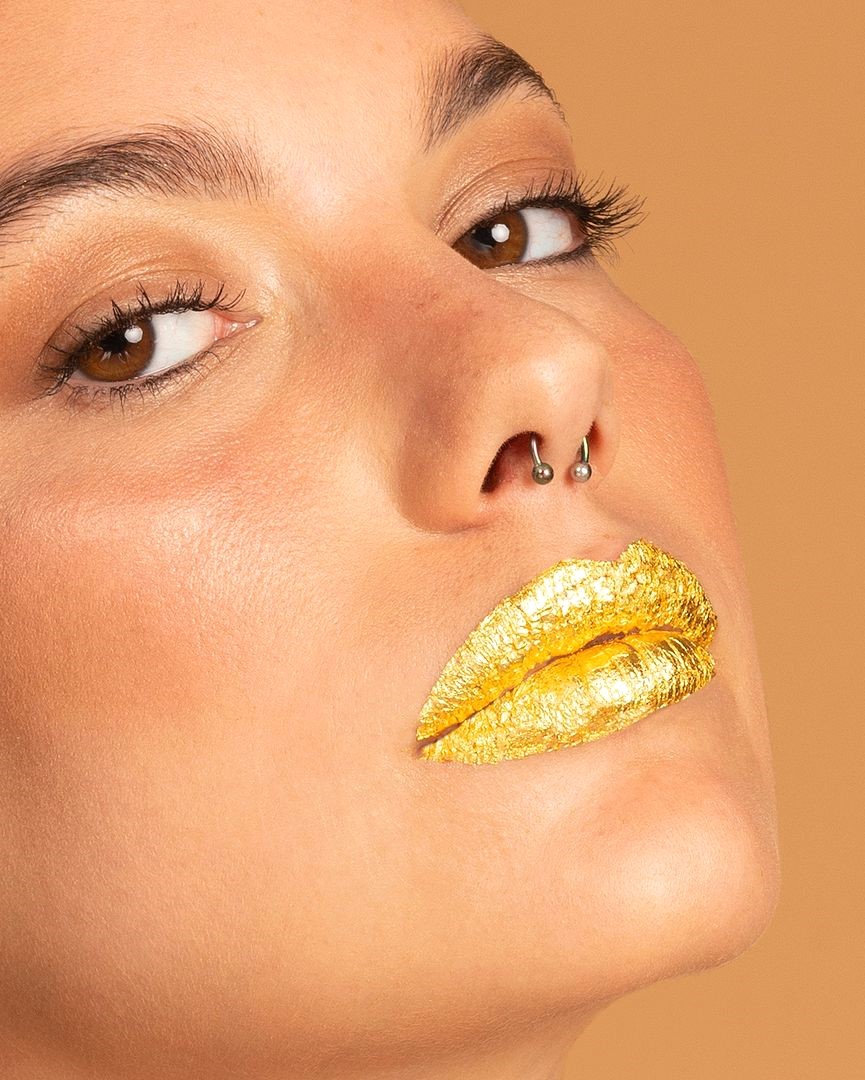 Tratament cu Aur 24K buze 
